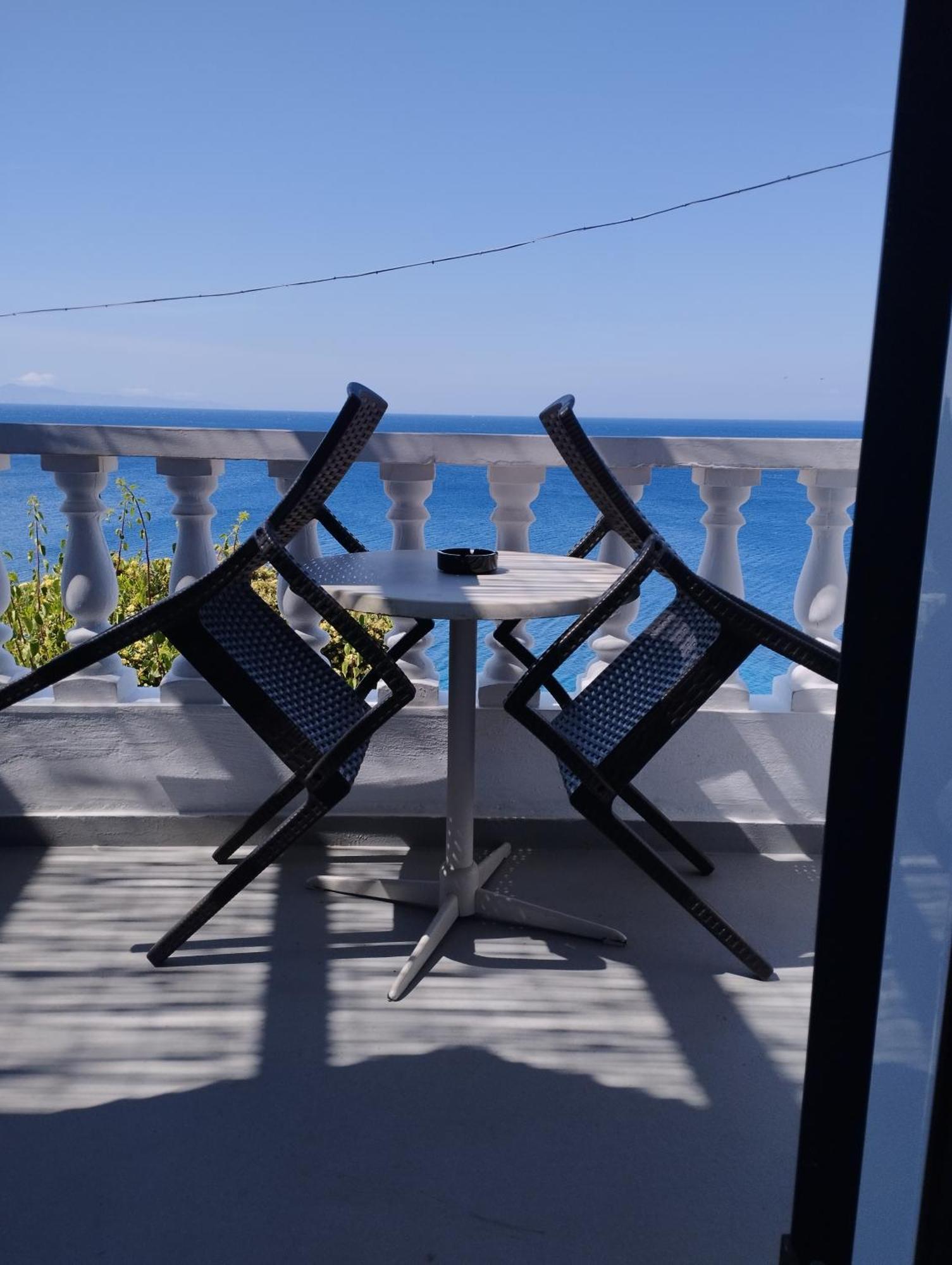 Marisini Sea View Aparthotel Batsi  Quarto foto